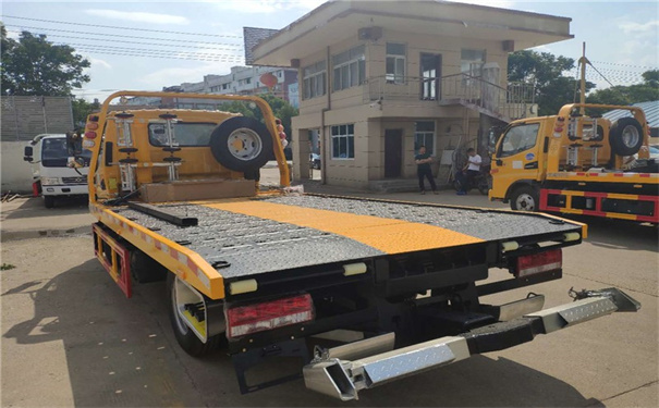 郑州二七区24小时拖车电话号码，郑州二七区道路救援公司多少钱